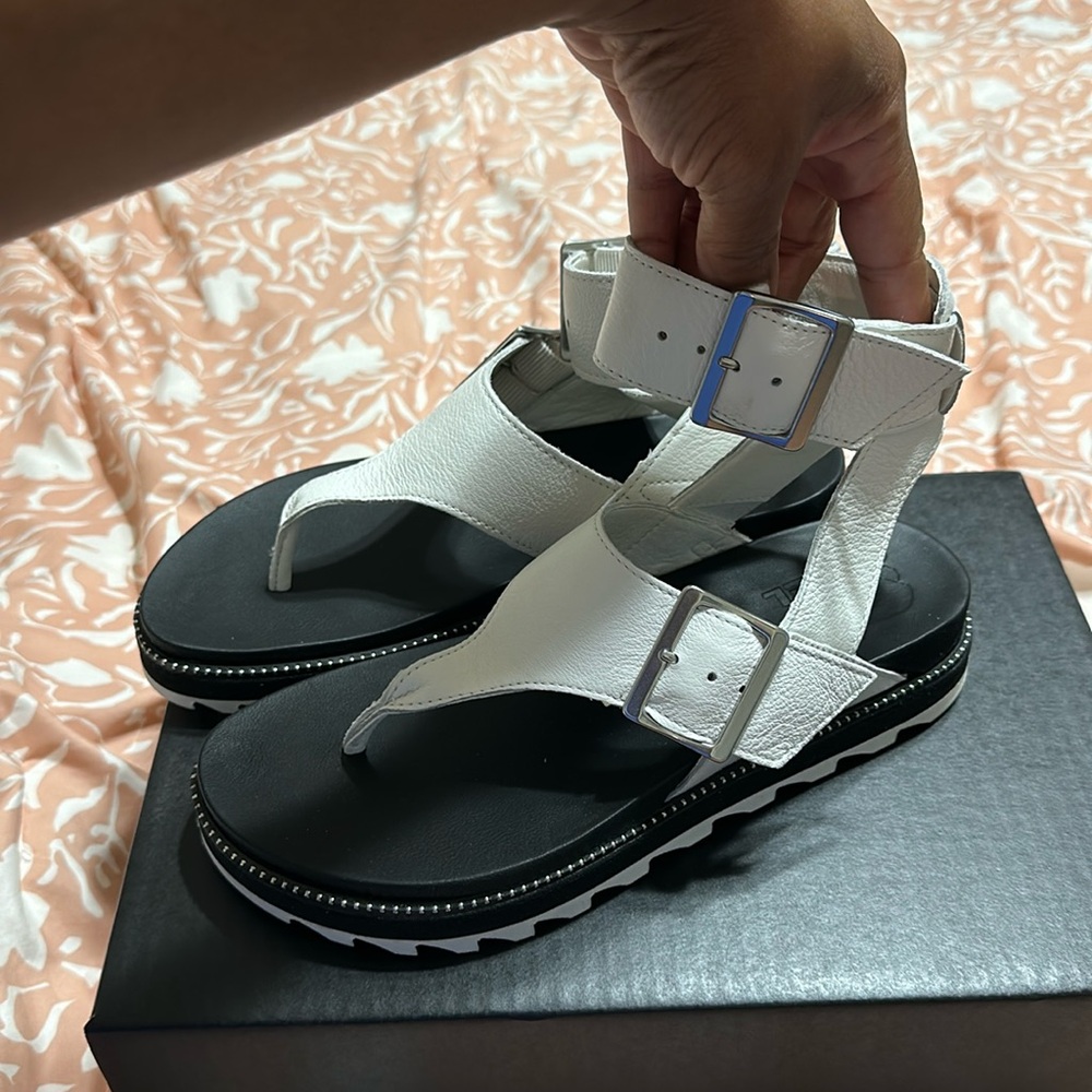 Sorel Roaming Leather T-Strap Sandals BNIB